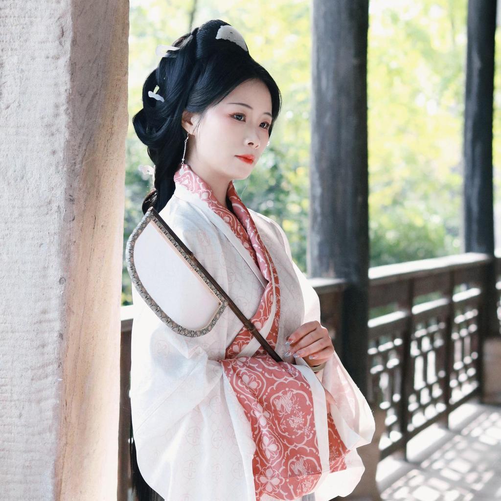 Purple Bamboo Silk Fan with Long Handle and Unique Shape – Ideal for Hanfu Catwalks, Photo Props, or Retro Mask Events