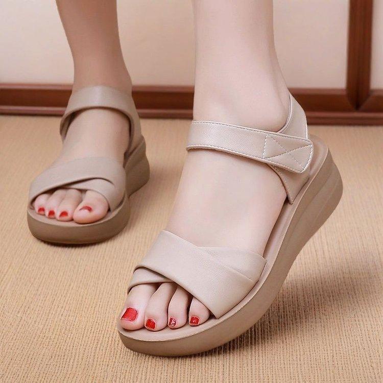 Popular Sandals Women's 2025 Summer New Mother Shoes Soft Sole Soft Surface Light Non-slip Comfortable Middle-aged and Elderly Beach Shoes