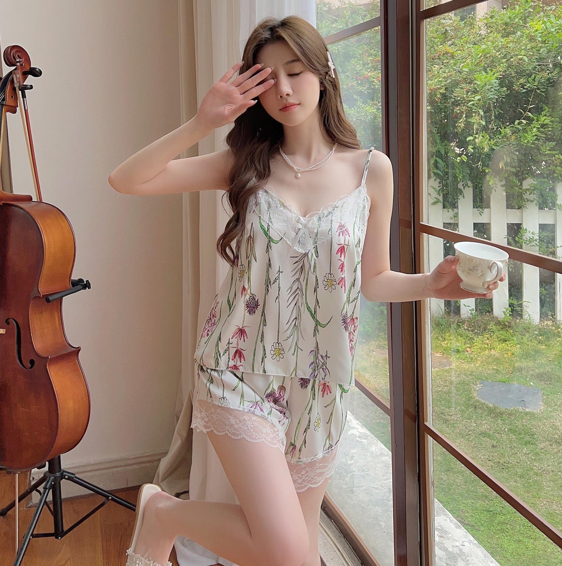 

Ice silk pajamas women s spring and summer girls lace sexy pure desire floral suspender shorts can be worn outside large size loungewear 2xl (fits 72.5-82.5kg )