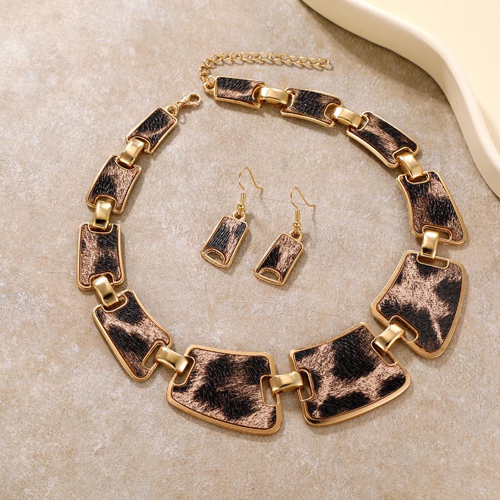 Retro Leopard Print Necklace & Earrings Set: Exaggerated European-American Style with Korean Influence земля желтый