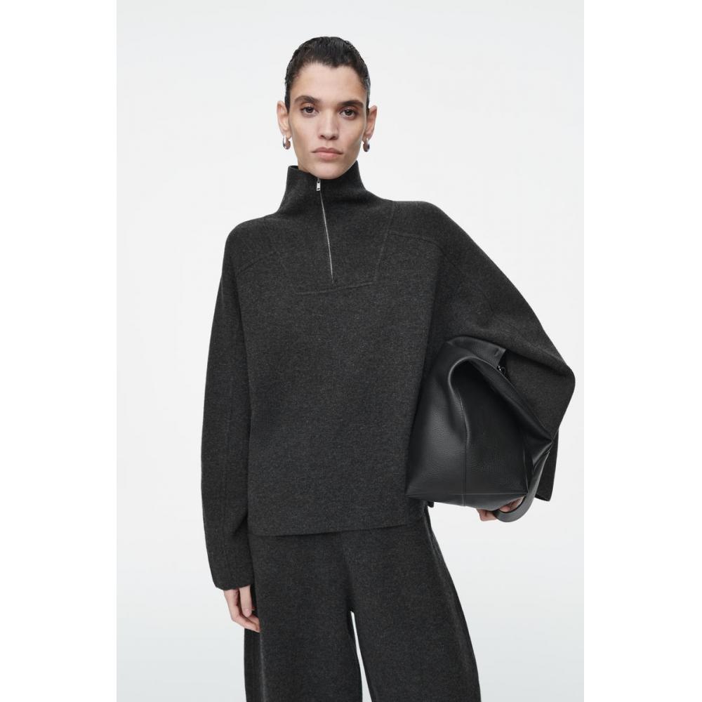 

Свитер Cos Japan из мериносовой шерсти с застежкой-молнией на половину длины charcoal melange/XS
