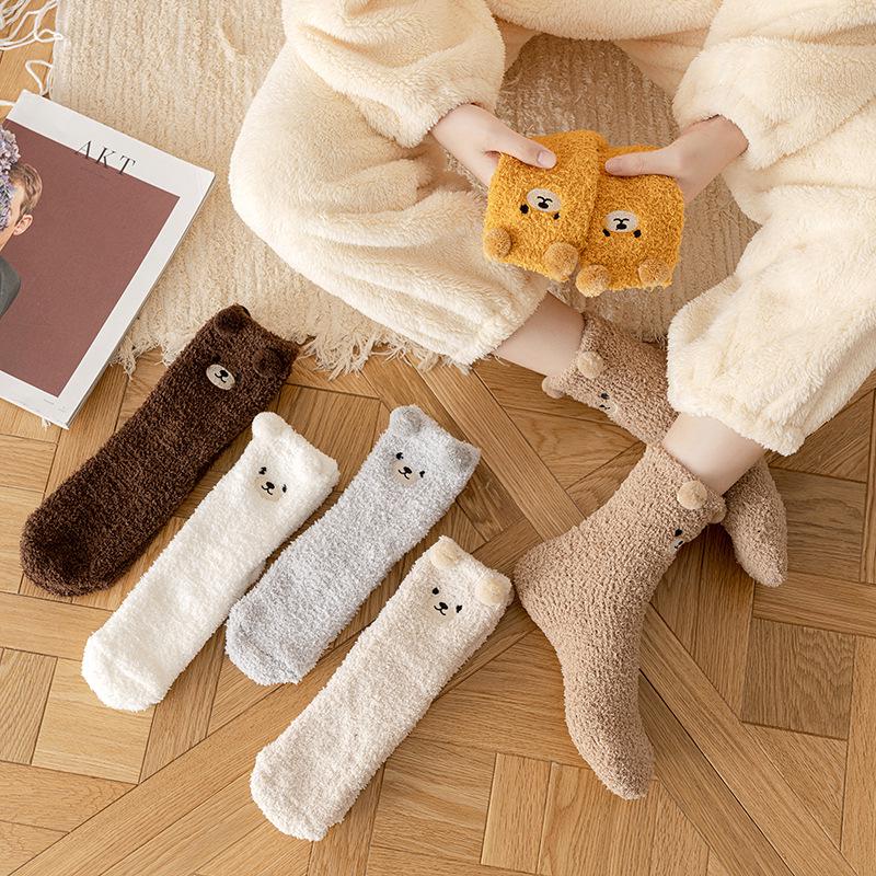 Kadın Sıcak Mercan Polar Ayı Ayaklı Pijama Çorapları - Kalın, Dökülmeyen, Nakışlı Karikatür Tasarım
