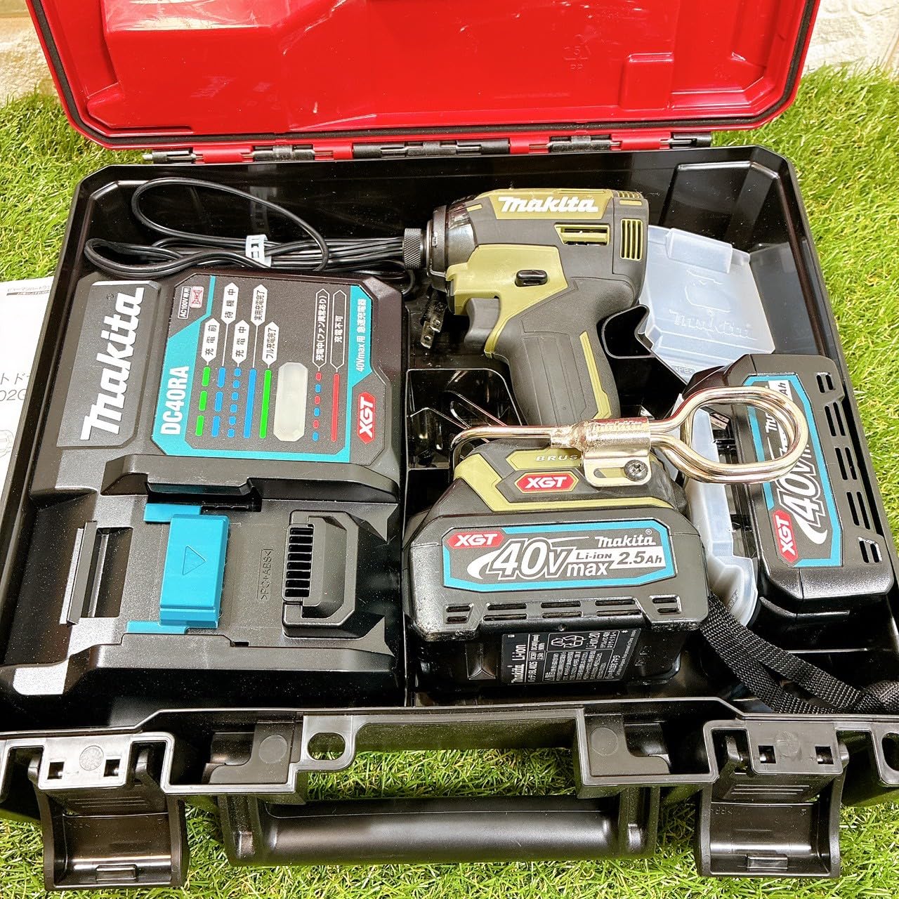 

Makita Cordless Impact Driver 40V max with 2 and Case (Olive) 2.5Ah Batteries, Charger, (TD002GRDXO) оливковий