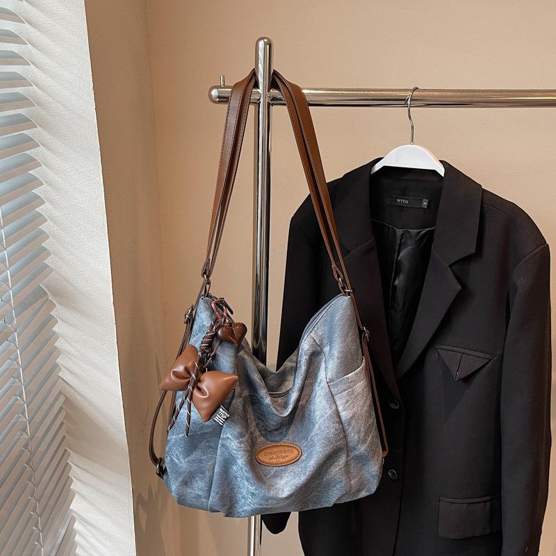 Large capacity casual underarm bag women's new autumn shoulder bag college students commuting backpack