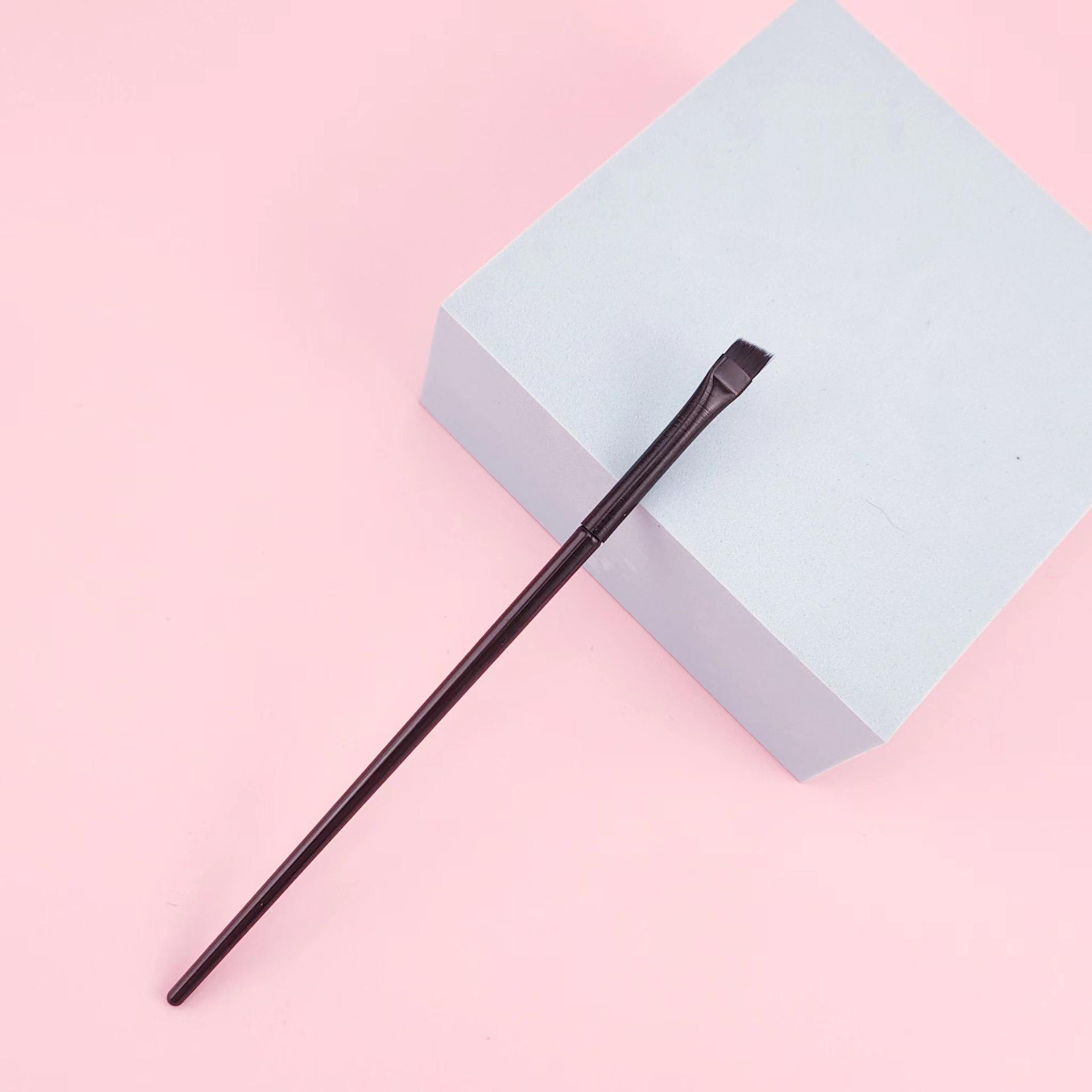 

Скошенная плоская кисть для подводки глаз и бровей