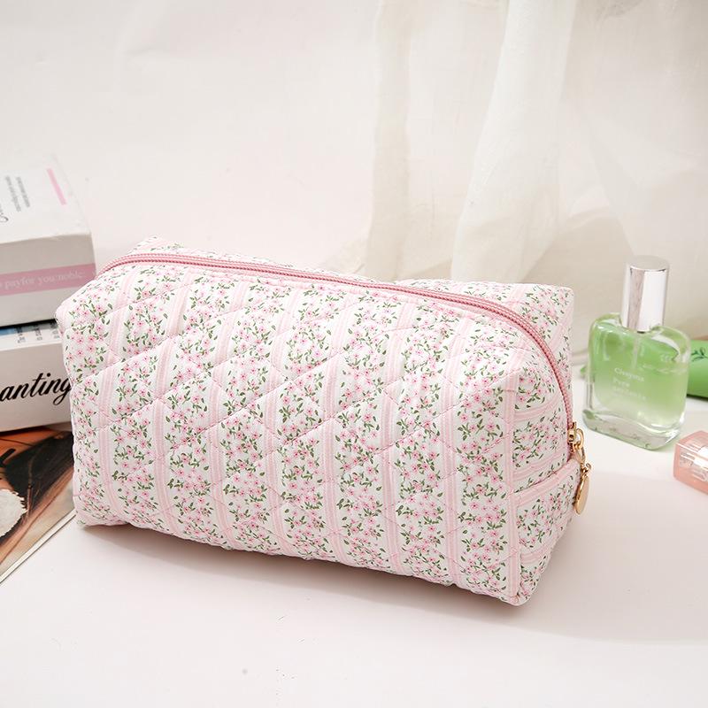 High-Capacity Quilted Floral Cosmetic Bag - Stylish, Compact, and Convenient