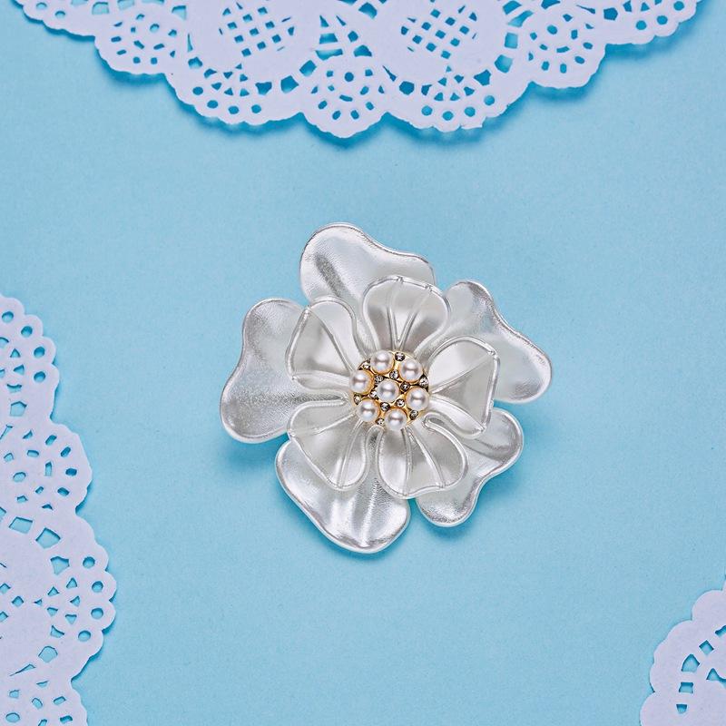Nuova Brooch Camelia alla Moda da Donna Eleganti Spille Fiore Perla Moda Femminile Festa Cappotto Vestito Sciarpa Accessori Gioielli Regali