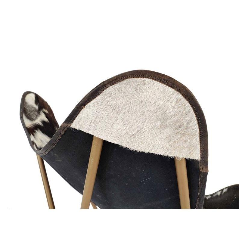 Schwarz-weißer Schmetterlingsstuhl aus echtem Leder mit Haaren und pulverbeschichtetem Eisenständer.