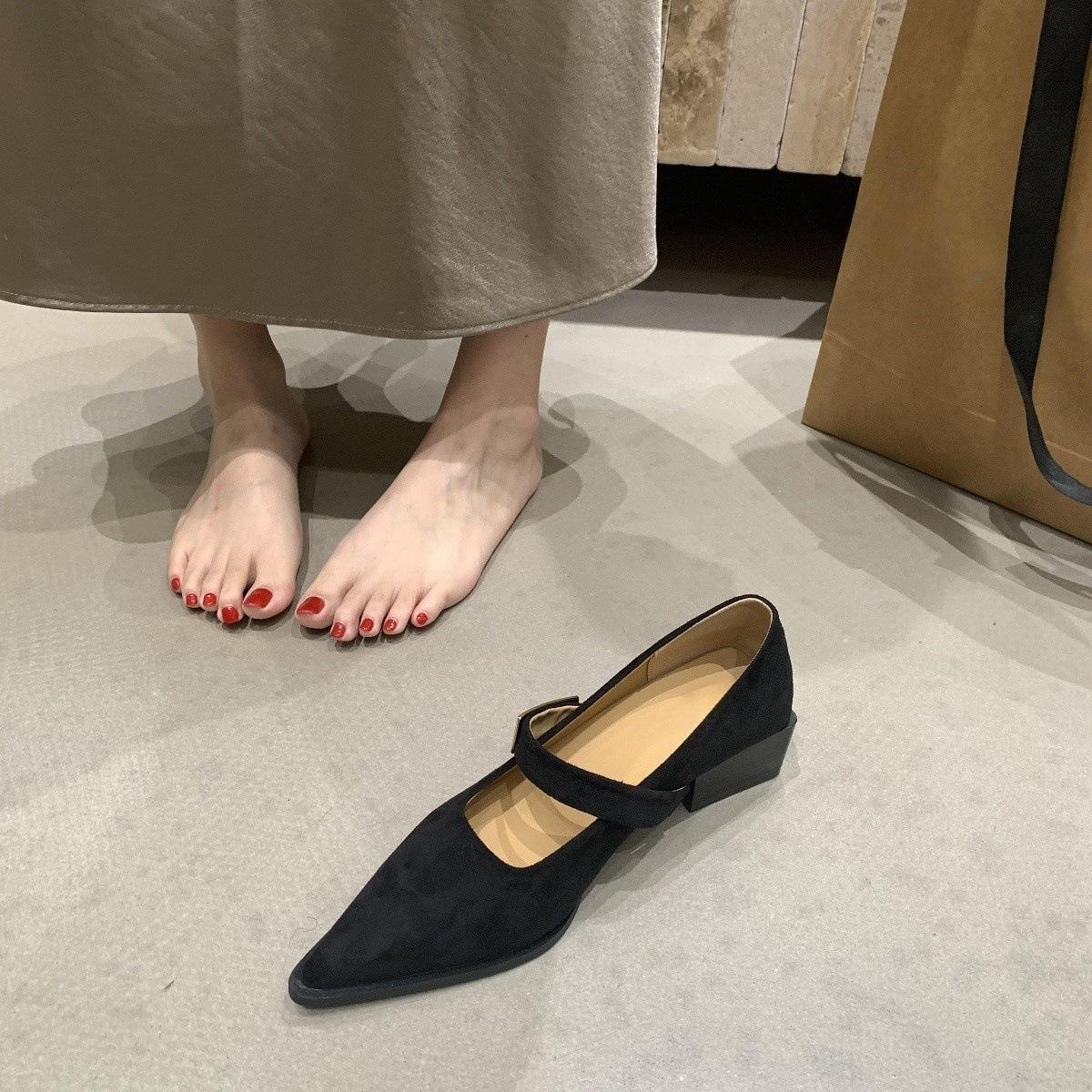 

Pointed head shallow mouth Mary Jane shoes autumn shoes one-word strap with skirt thick heel single shoes 35