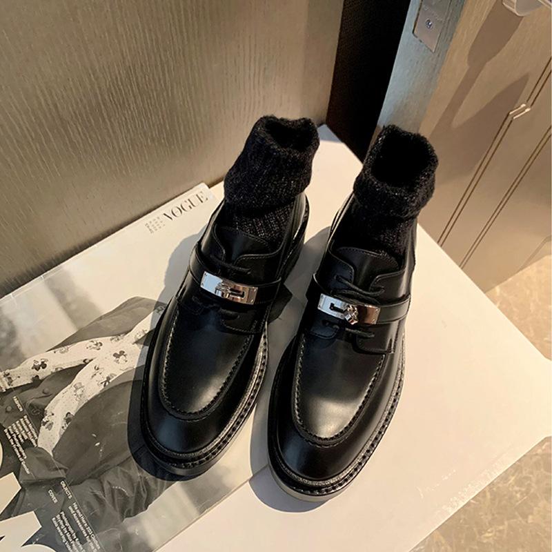 

Весенние новые ретро лоферы с металлической пряжкой, на толстой подошве-маффин, из маленькой кожи, для женщин, jk туфли на плоской подошве, одинарные туфли для женщин 40