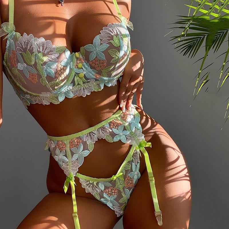 New European and American two-color three-dimensional embroidery three-point sexy lingerie three-piece set in stock
