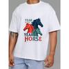 Camiseta de Cuello Redondo Blanca Estampado Gráfico Año del Caballo con Tres Caballos y Diseño de Texto para Uso Casual y Celebraciones del Zodíaco