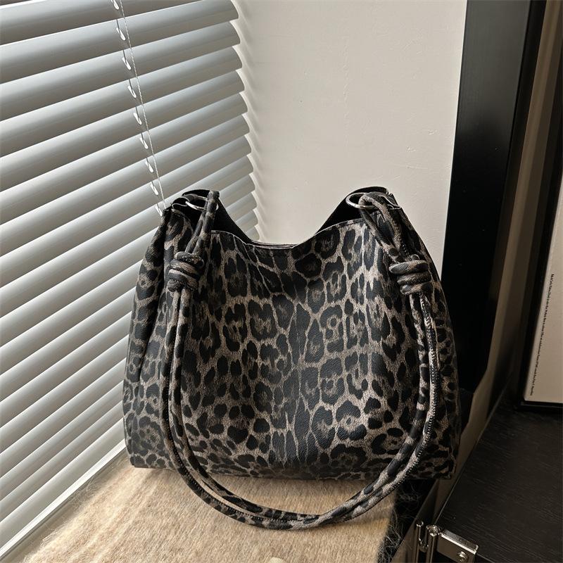 Shoulder Bag Retro Fashion Simple Texture Large Capacity Leopard Print Trendy Cool Babes Casual Commuter Tote Bucket Bag Women