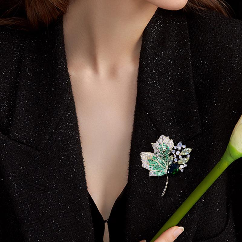 Vintage Green Crystal Maple Leaves Brooches for Women Luxury Rhinestone Flower Wedding Banquet Party Dress Brooch Pins Jewelry