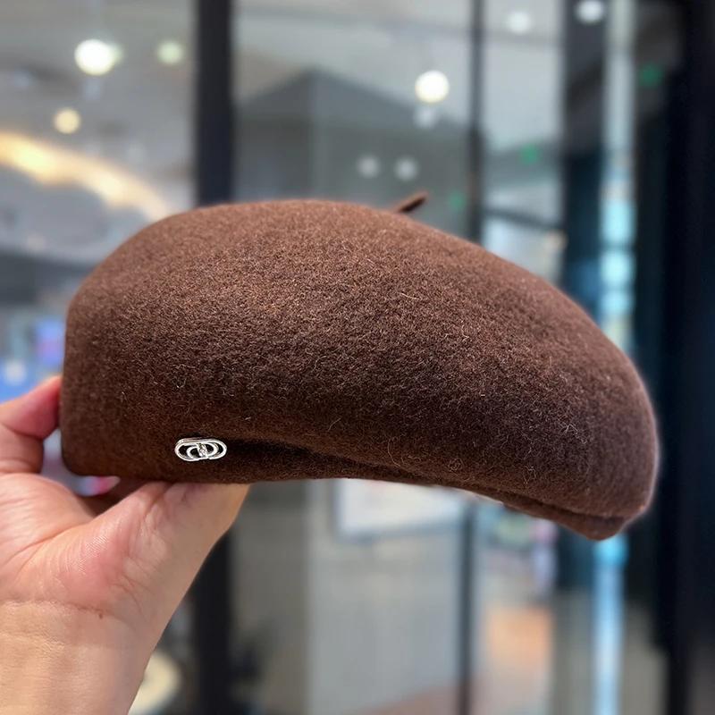 Fashion Metal Logo Wool Painter Hat Warm Soft Autum Winter Beret Cap for Women Solid Color Outdoor Boina Hat Party Girl's Gift