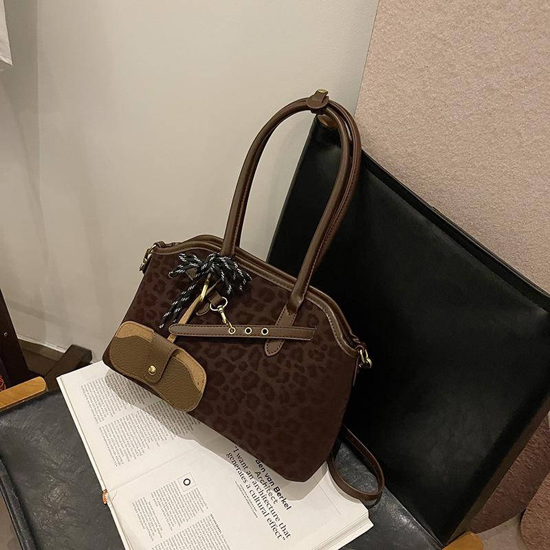 

Bag niche design portable commuter bag women s 2025 new large-capacity leopard print tote bag fashion messenger bag хаки