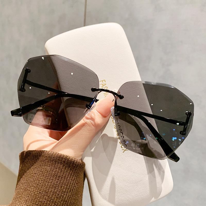 New fashionable rimless sunglasses, a popular style among influencers, offering UV protection and a slimming effect for women