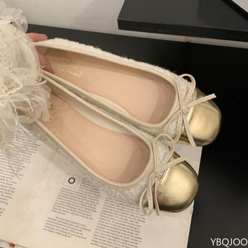 Elegante, schlichte Ballerinas mit Schmetterlingsmotiv, Schleife und eckiger Spitze, bequeme und lässige Damenschuhe mit weicher Sohle – ein neues, modisches und vielseitiges Modell.
