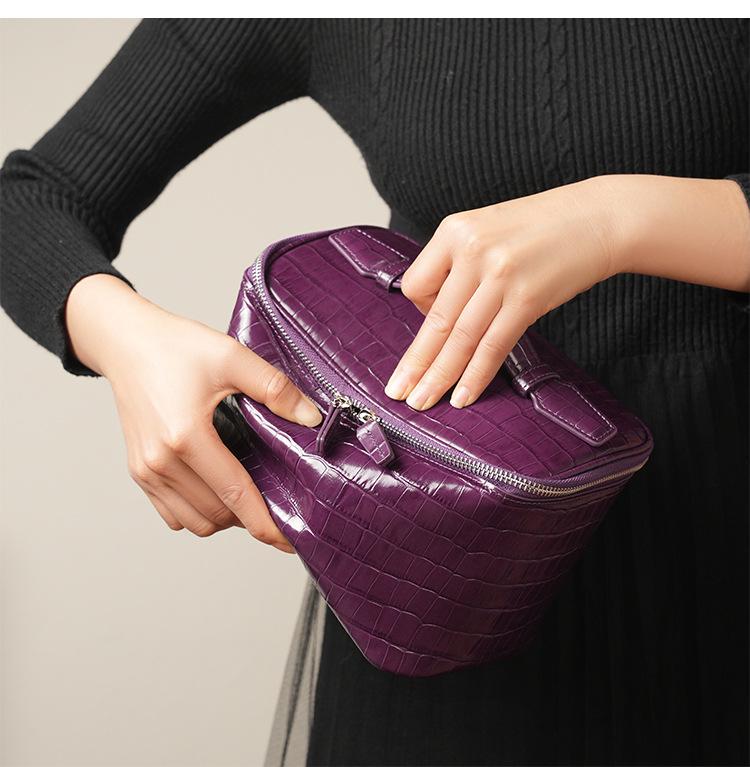Crocodile Pattern Cowhide Makeup & Toiletry Bag: Portable, High-Capacity, Travel-Ready.
