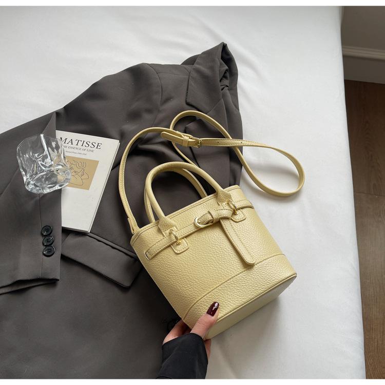 

Retro small bag women s 2025 spring and summer new fashionable simple portable high-end texture commuting versatile messenger bucket bag