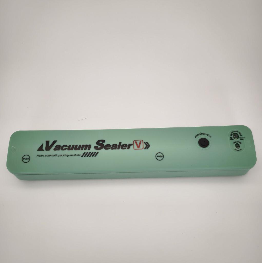 Mașină mică automată de etanșare a alimentelor de uz casnic pentru conservarea alimentelor gătite folosind tehnologia de etanșare a plasticului prin compresie.