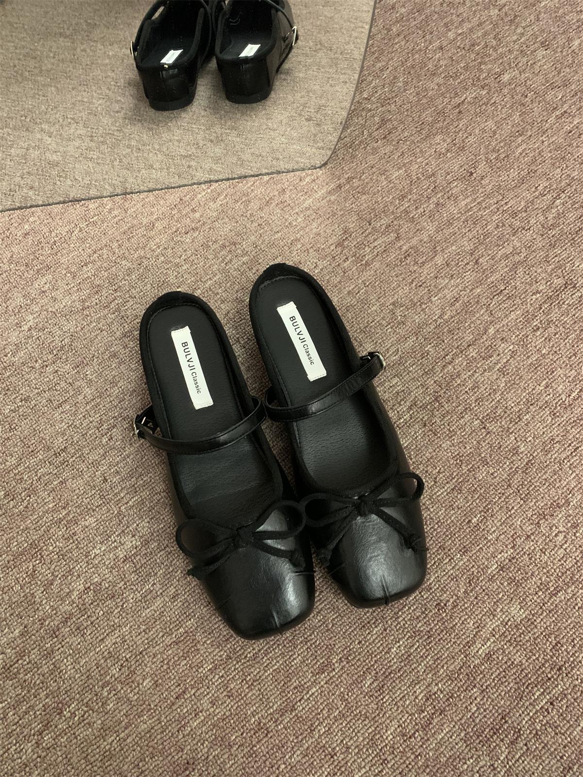 

Маленький мужчина толстая подошва увеличение роста легкий рот бант пустые одинарные туфли женские 2025 новые мягкая подошва серебристая сумка голова полушлепанцы 35