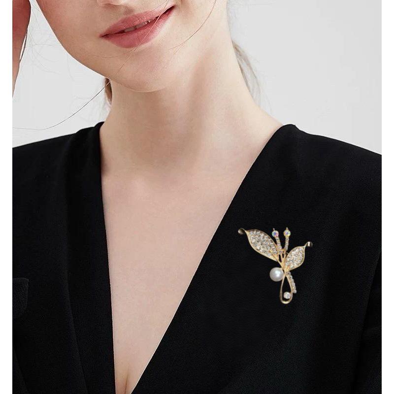 Elegant Two-Leaf Pearl Brooch Pin - Versatile High-End Women's Fashion Accessory for Low-Cut Garments