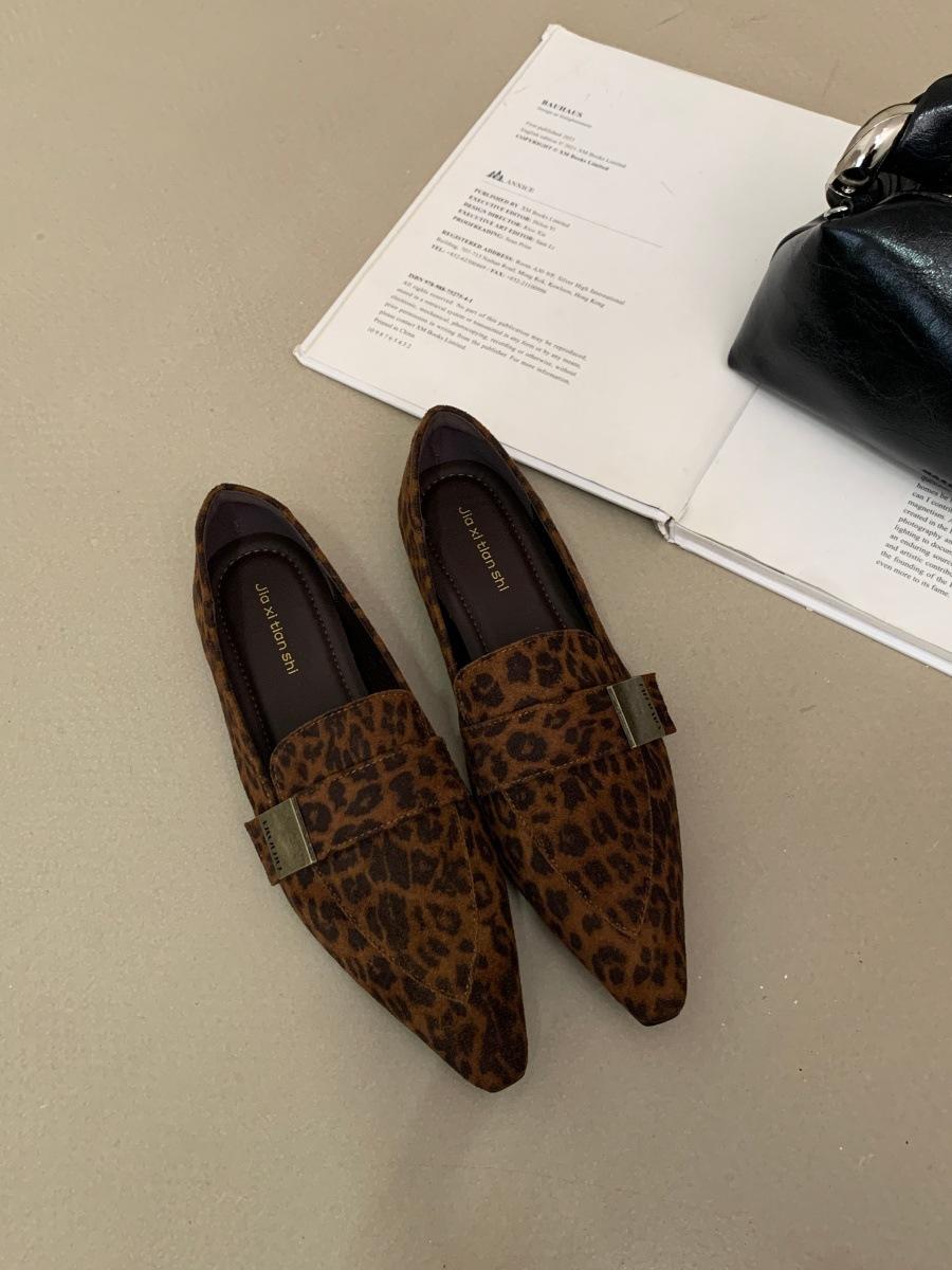

French spring and autumn 2025 versatile new retro pointed flat bottom metal buckle deep mouth small leather shoes ladyshoes single shoes 39 леопард друку кольору