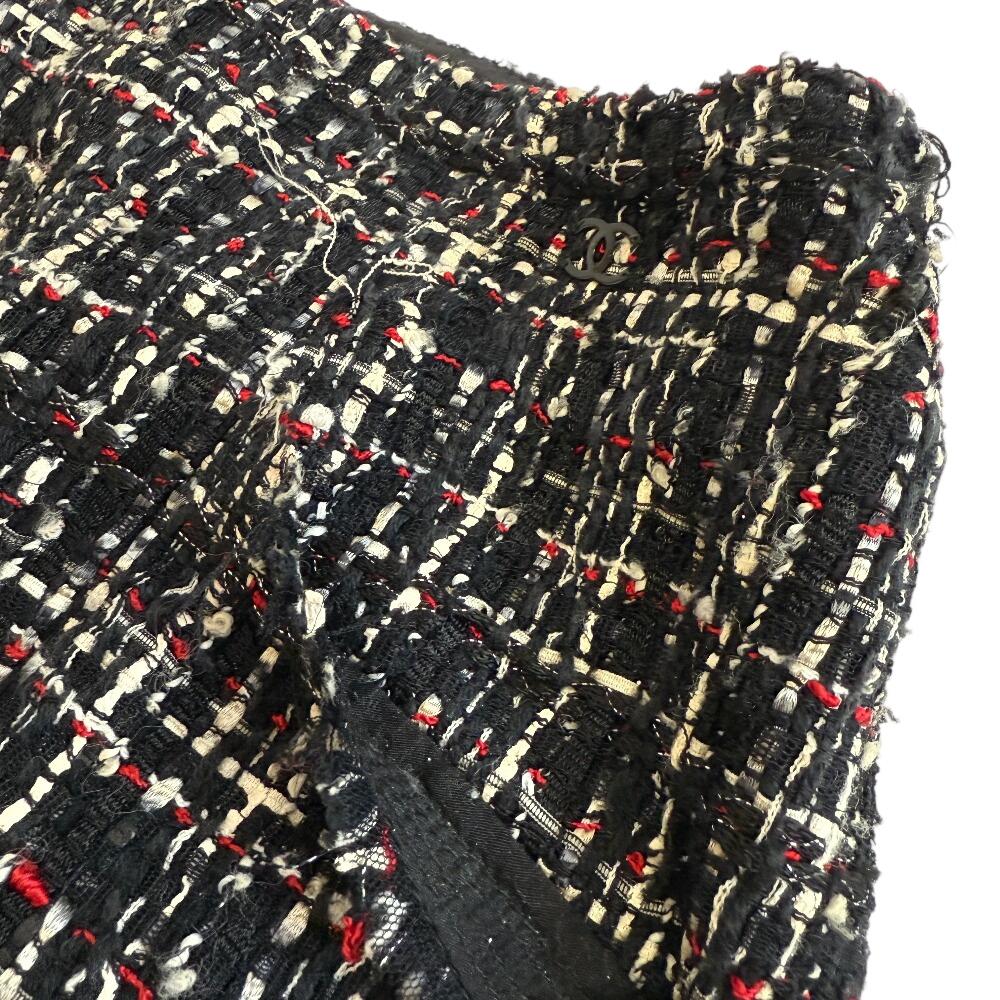 Chanel P26002V16324 Długość do kolan spódnica tweedowa z guzikiem z logo COCO czarny tweed Używana