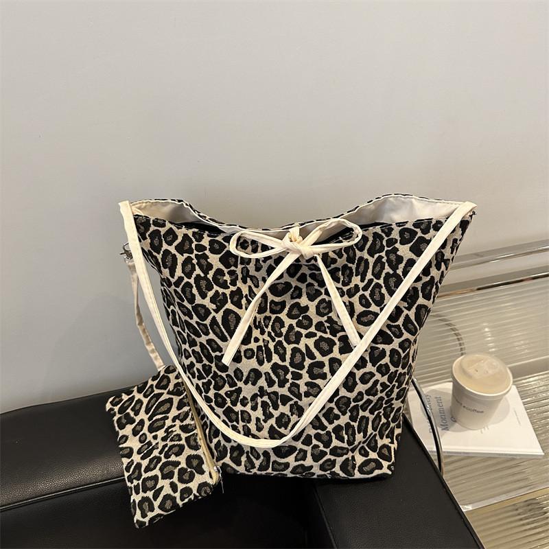 Versatile Medium Sized Canvas Tote Bag For Women With Elegant Stitching And Polyester Lining белый
