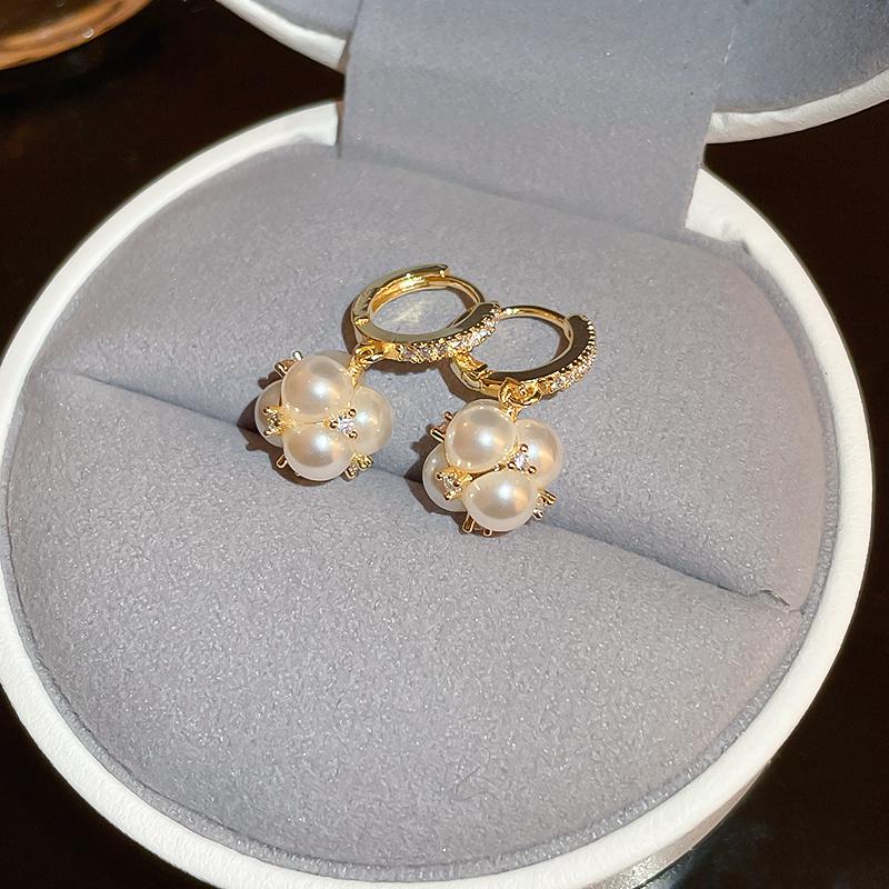 Flower Pearl Women's Earrings Buckle Design Retro Studs Luxury Temperament Unique Drop Earrings Charms Woman Accessories