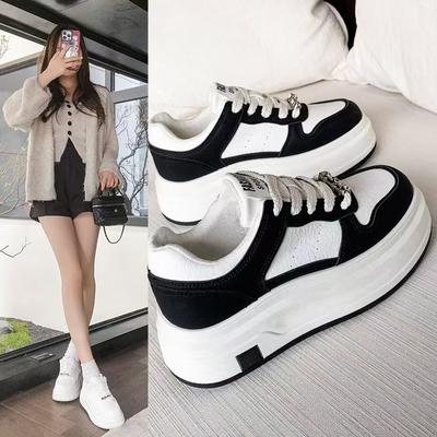 Erhöhte Plattform weiße Schuhe Frauen neue 2025 Frühling Internet Promi Super Feuer kleine lässige Muffin Schuhe Brettschuhe
