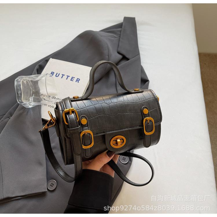 

French niche portable pillow bag women s 2025 new retro commuter shoulder messenger bag popular Boston bag