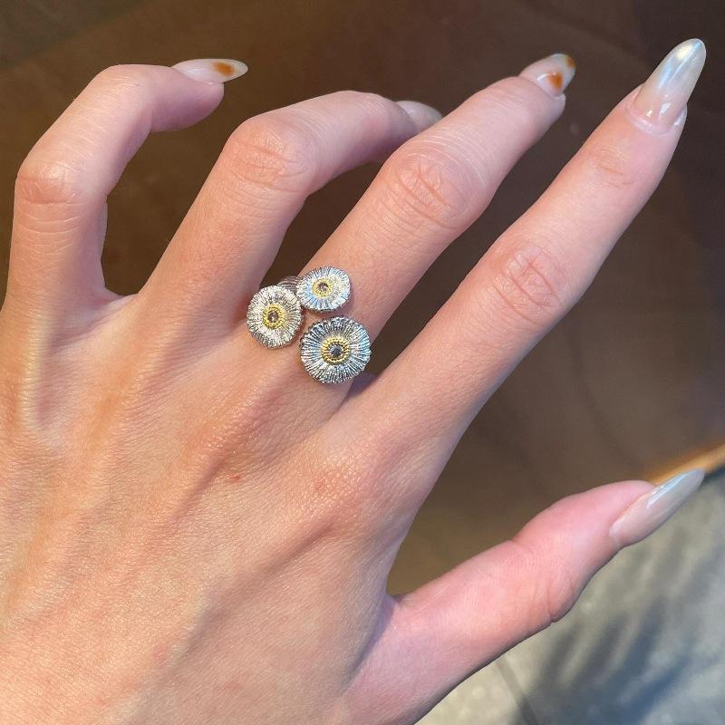 Light luxury retro brushed three daisy ring Couple style charm sun flower rings for women banquet Zircon gift