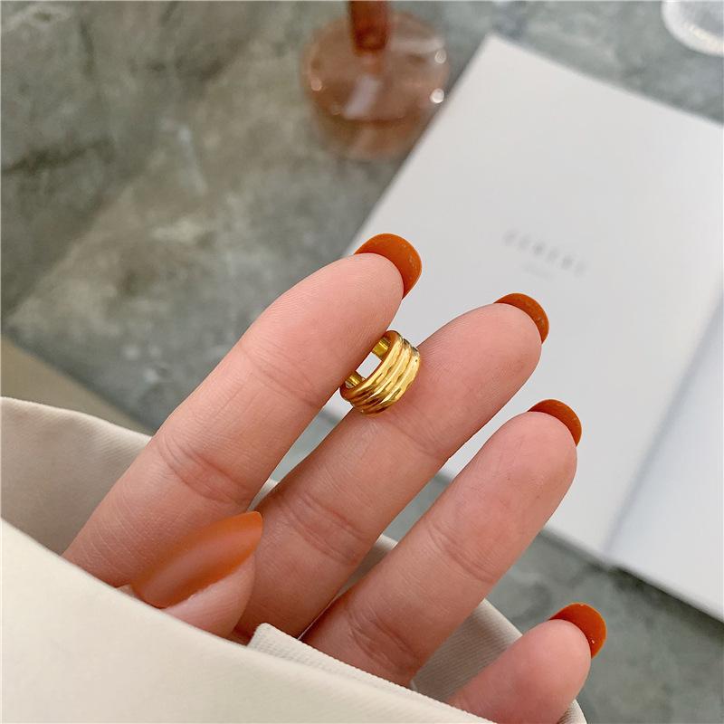 Orecchini a clip dell'orecchio: Bracciale a Tre Anelli Senza Foratura, Superficie Liscia con Stile Giapponese-Coreano Raffreddato in Oro.