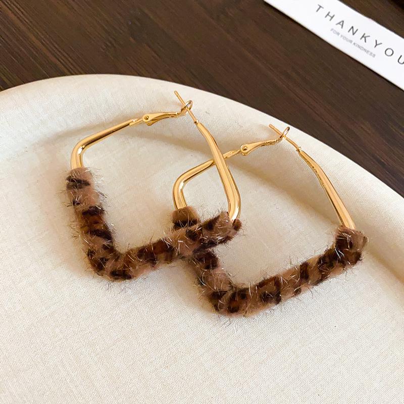 Kolczyki koła ze skóry z geometrycznym nadrukiem w panterkę na srebrnej igle