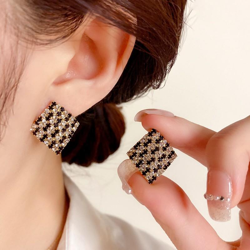 Simple temperament earrings, atmospheric high-end sense, versatile square earrings, Japanese and Korean sterling silver needle earrings, new earrings.