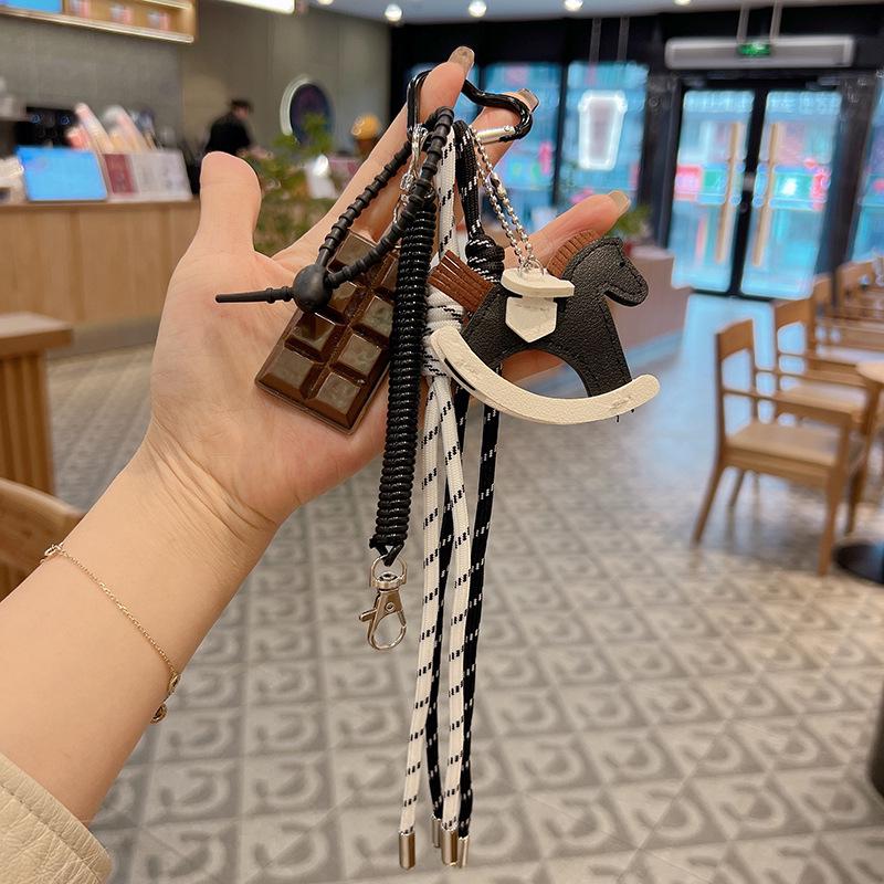 

Модный кожаный брелок-качалка: Плетеный шнурок ручной работы и шарм в парном стиле чёрный