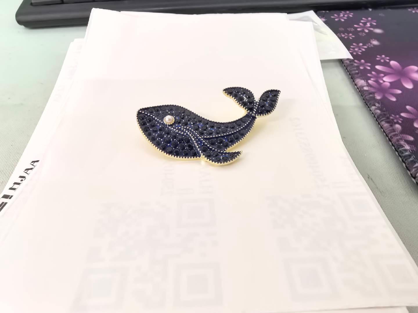 

Брошь «Цветок камелии», изысканный дизайн для женщин высокого класса, черный французский цветок на груди, аксессуары для костюма высокого класса One Size синий