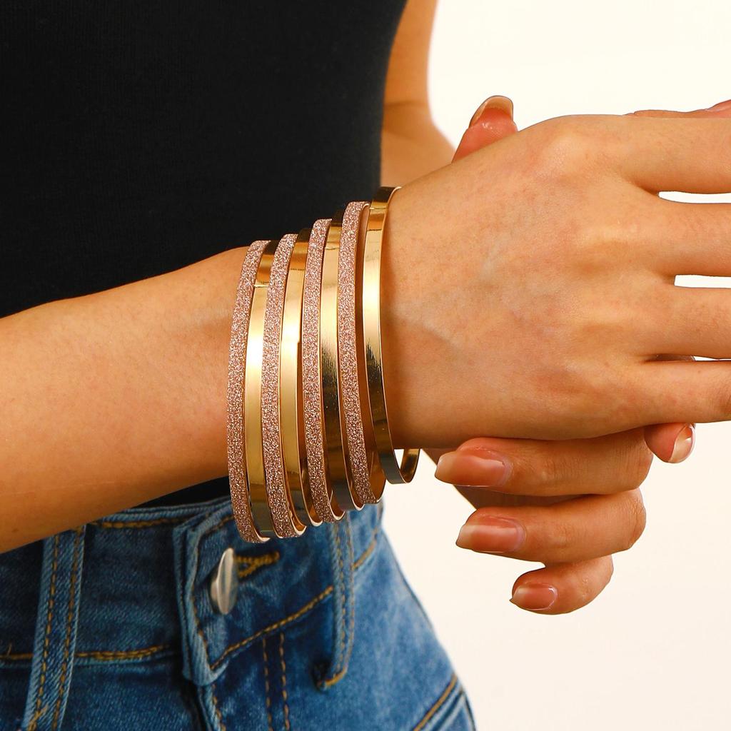 Conjunto de Pulseras de Aleación Dorada Estilo Étnico para Mujer - Colección de Pulseras Retro de Diez Piezas