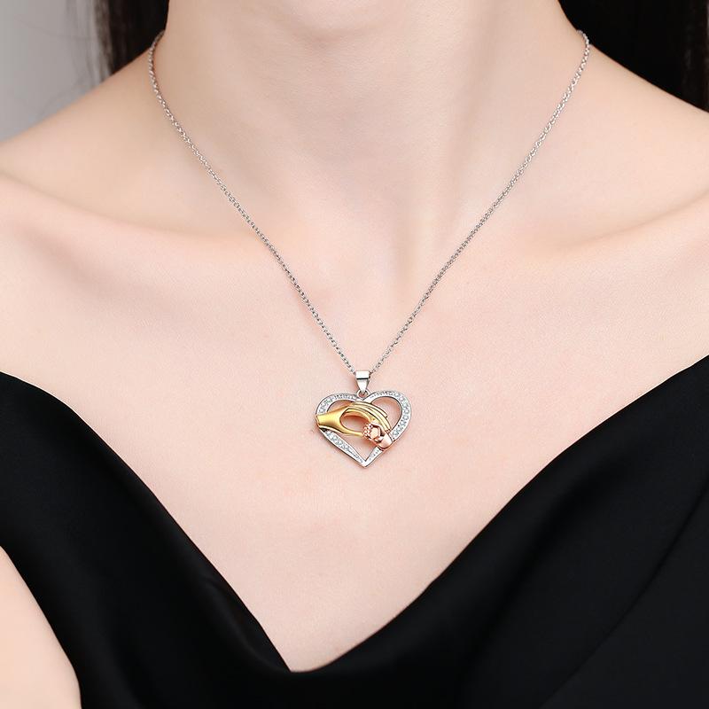 New Minimalist Necklace with Versatile Three Color Hand In Hand Love Heart Women's Necklace Collarbone Chain