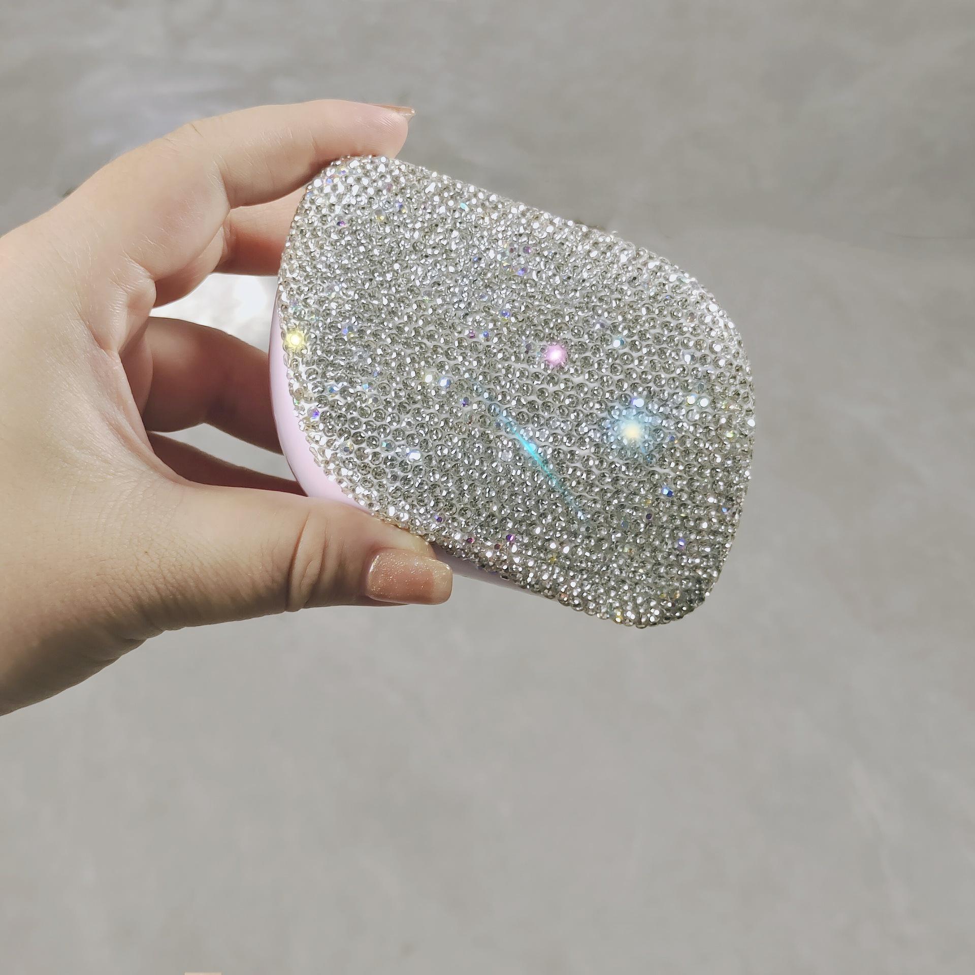 

Портативная массажная расческа-подушка с инкрустацией стразами высокой ценности и антистатическим эффектом