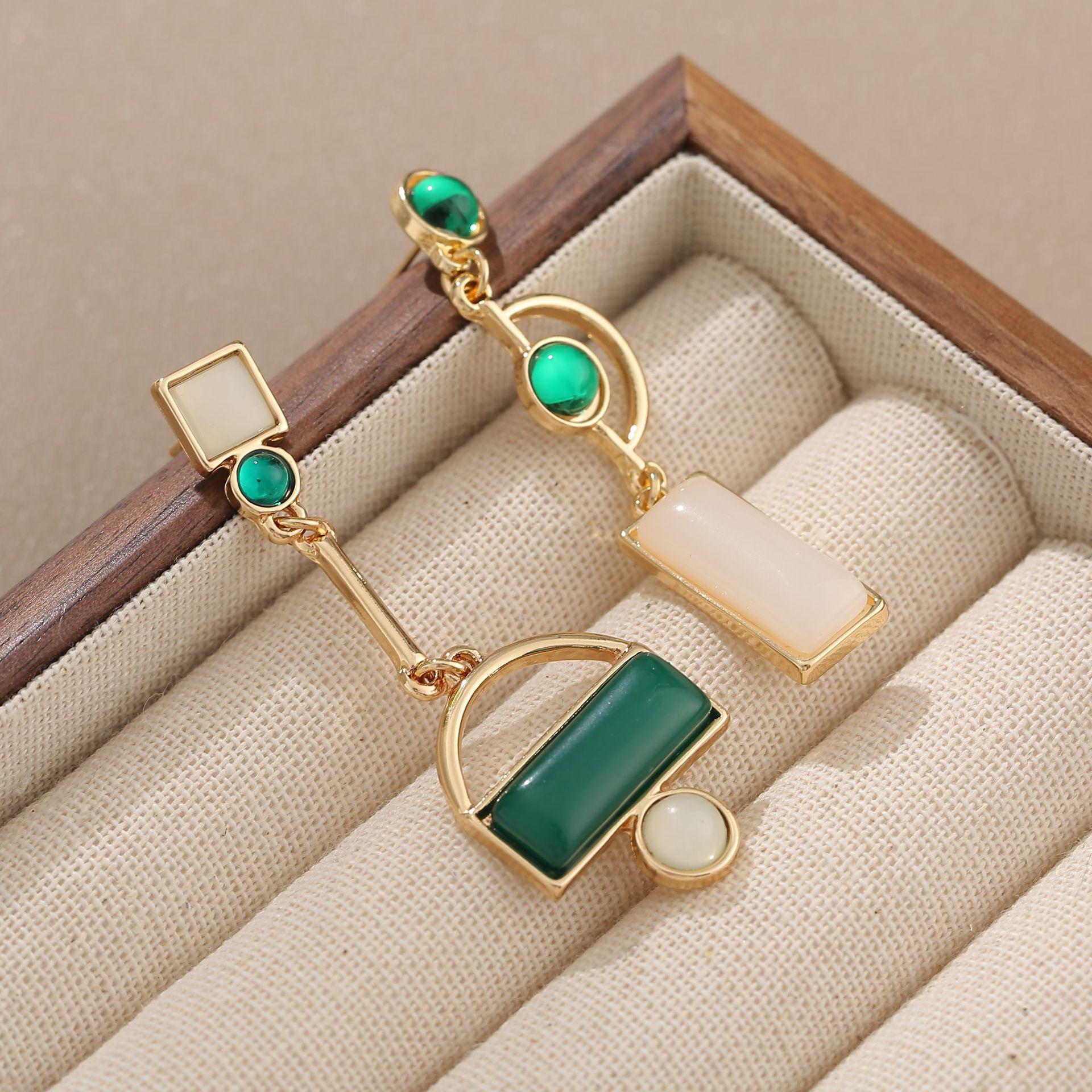 

Женские асимметричные серьги с зеленым элементом - европейский и американский стиль как