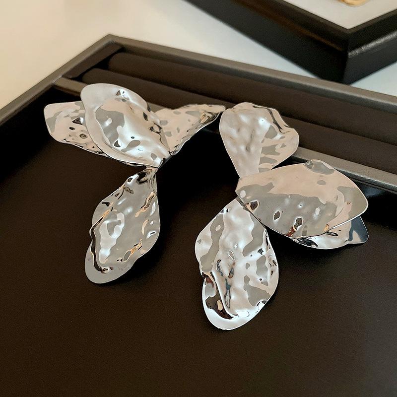 

Silver needle pleated metal flower earrings European and American exaggerated temperament earrings niche fashion high-end earrings women