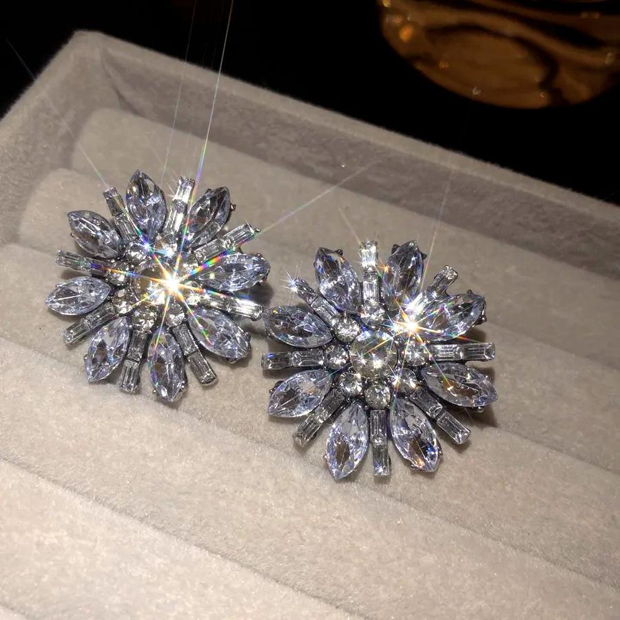 

Steel needle diamond flower earrings personality exquisite fashion temperament earrings light luxury high sense earrings design sense niche