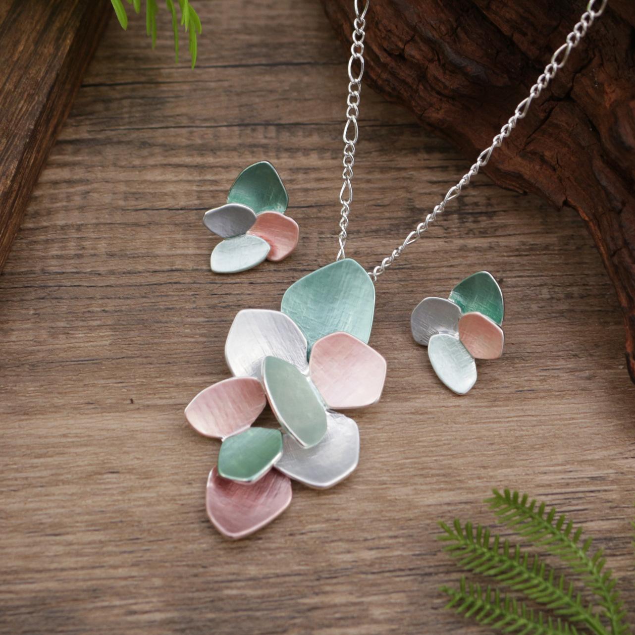 

Новый набор эмалевых геометрических серег-пусетов с лепестками и подвеской, женские преувеличенные серьги-пусеты в виде цветка и ожерелье