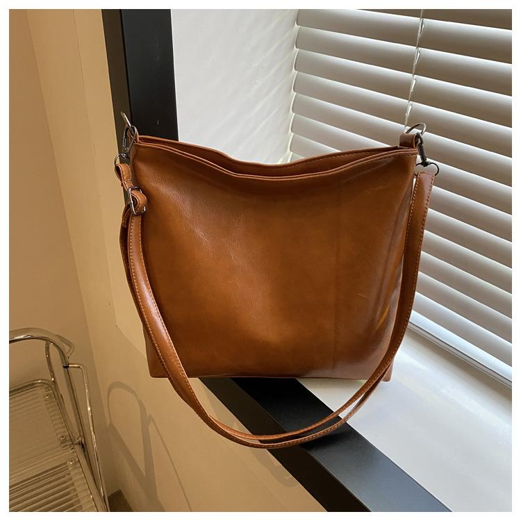 

Ретро мода новый повседневный однотонный 2025 новый тренд большая вместимость осень и зима плечевая кроссбоди сумка-тоут женская коричневый