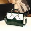 Mittlere Damen-Tragetasche in Ausführung - Crossbody-Schulterhandtasche mit Reißverschluss und Innentaschen