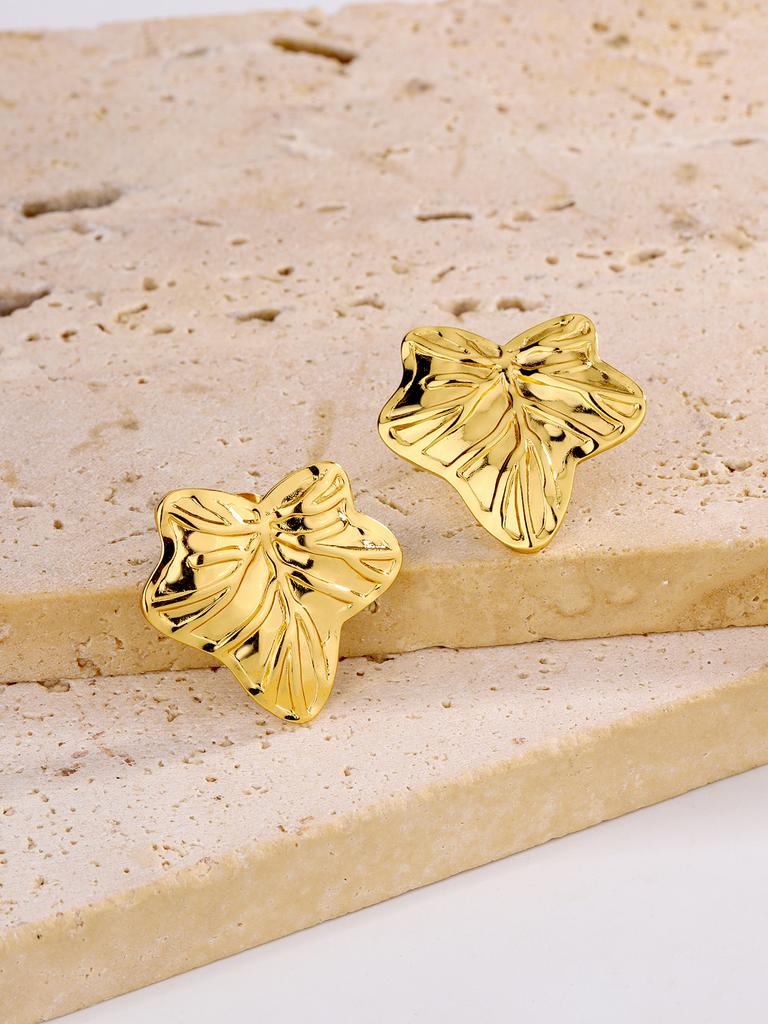 Light luxury earrings temperament niche design feeling maple leaf earrings titanium steel plated 11k gold Internet celebrity electroplated earrings
