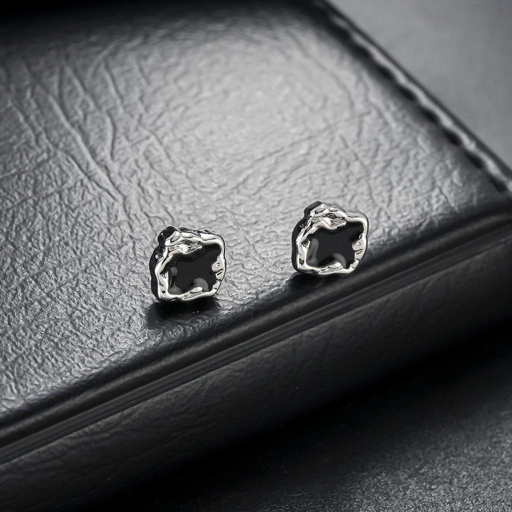 Luxury Magnetic Oil Drip Ear Clip - Trendy, Fashionable, Versatile Design.